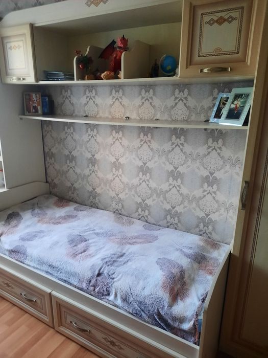 Кровать с матрасом и полкой