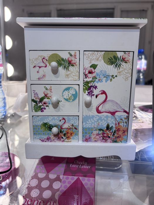 Кутия за бижута и бижута