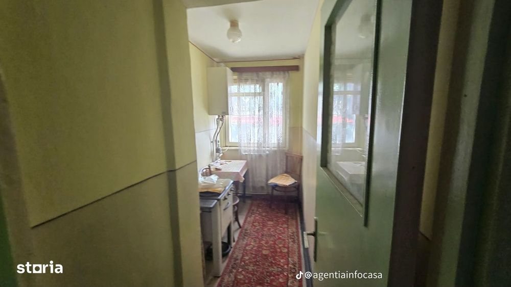 Vand apartament cu 4 camere zona centrala