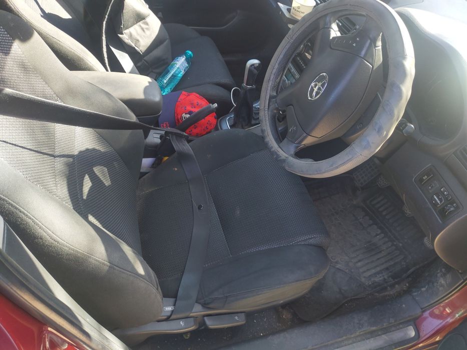 Продавам тойота Авенсис