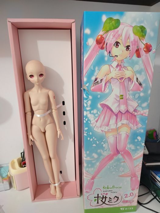 Păpușa Sakura Miku ediție limitată dollfiedream