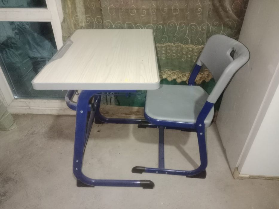 Окна, парта со стульчики.