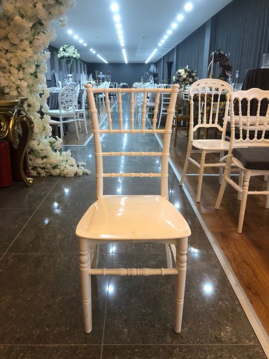 Scaune  chiavari 41 lei +TVA