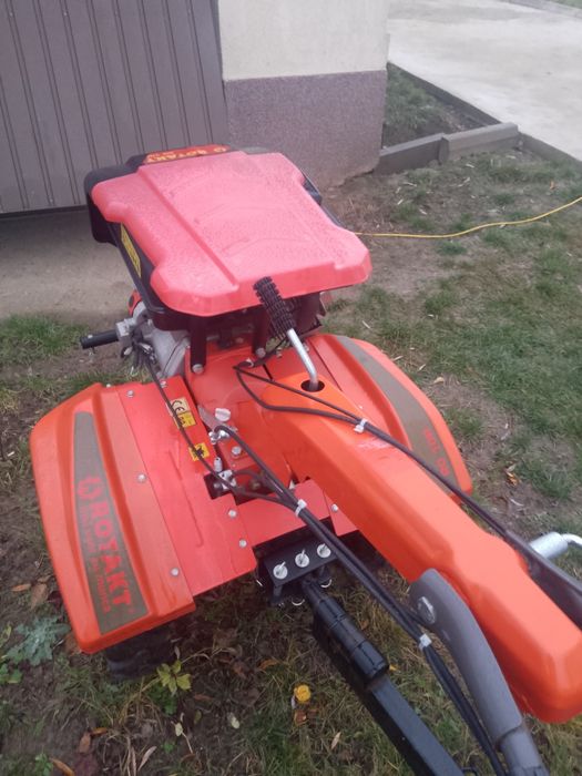 Vând motocultor tot cu remorca nou