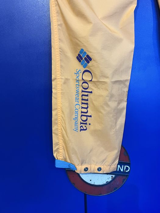 Долнище на COLUMBIA,ветро и водо устойчиво! Чисто ново,не е обувано! Размер 32  става и за по-голям номер!