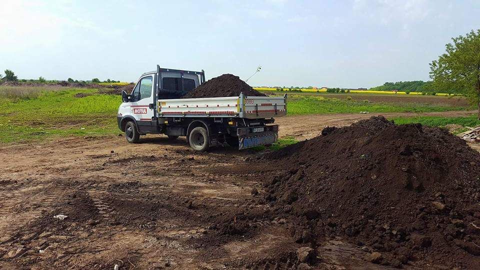 Transport pamant negru de padure