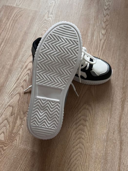 Две пары кроссовок и туфли