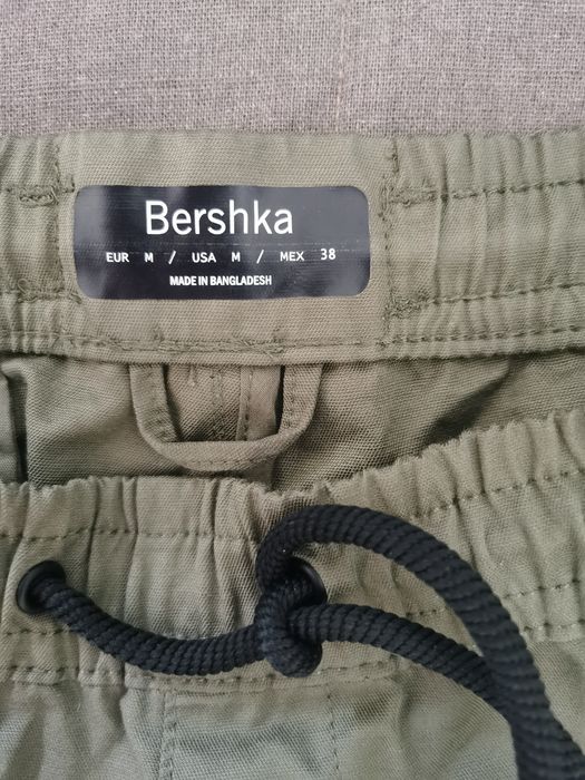 Pantaloni cargo Bershka bărbați mas. M khaki verzi