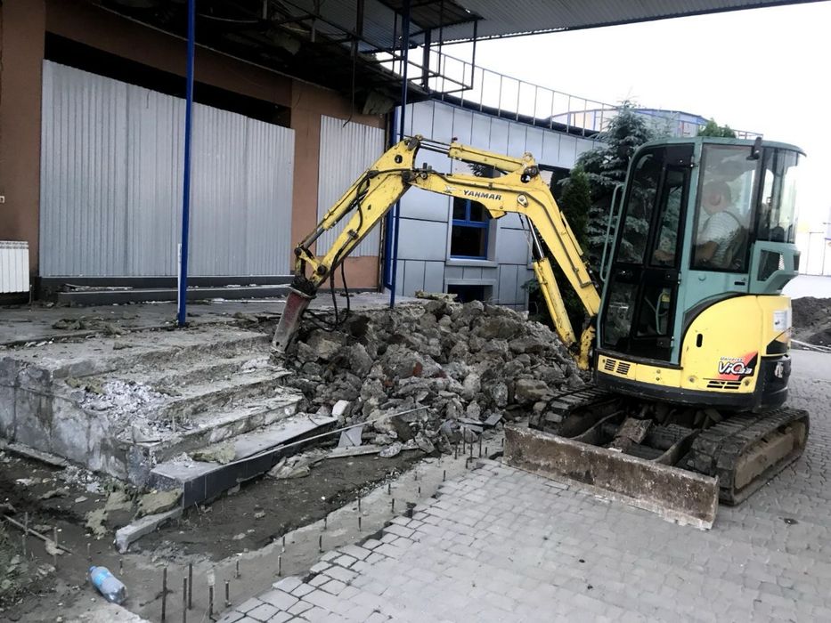 Închiriez excavator cu picon, demolari case betoane, piconari betoane