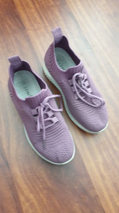 Продам кроссовки в хорошем состоянии .