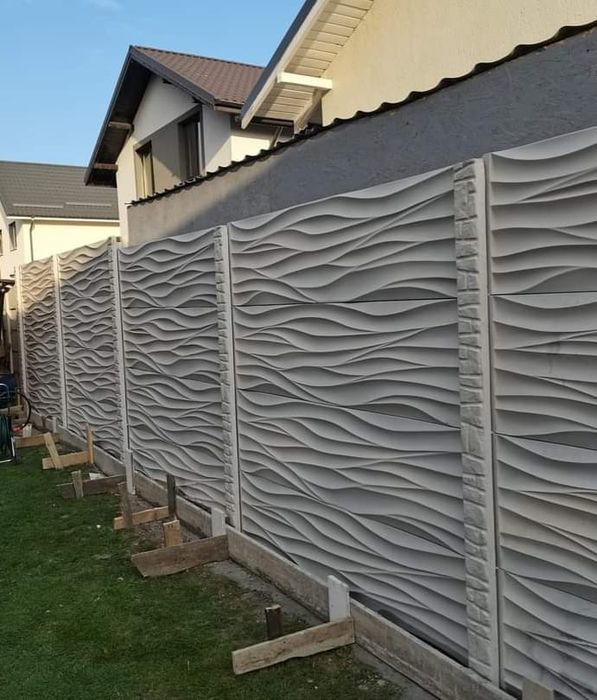 Gard din placi si stalpi de beton cu montaj