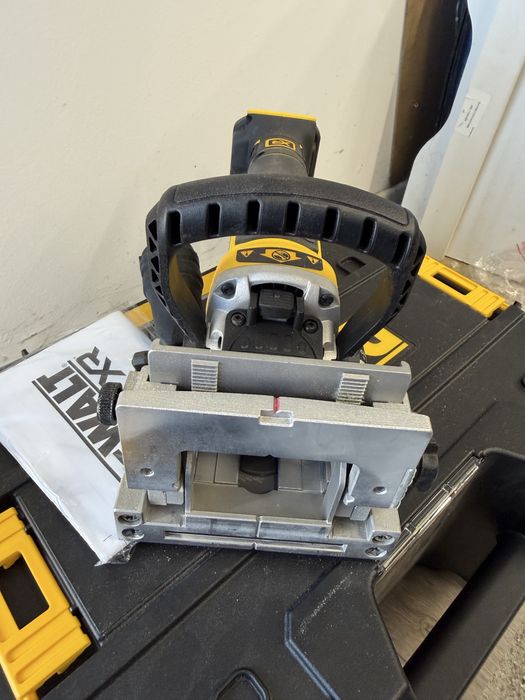 DEWALT DCW682NT Акумулаторна фреза за нутове