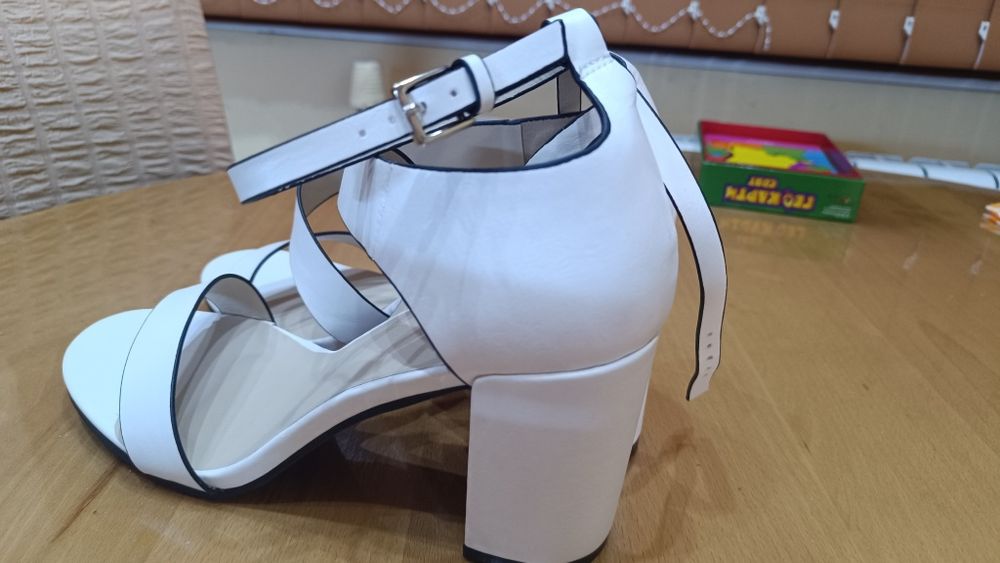 Чисто нови бели сандали