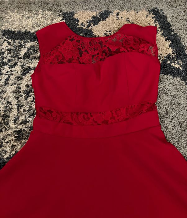 Елегантна червена рокля