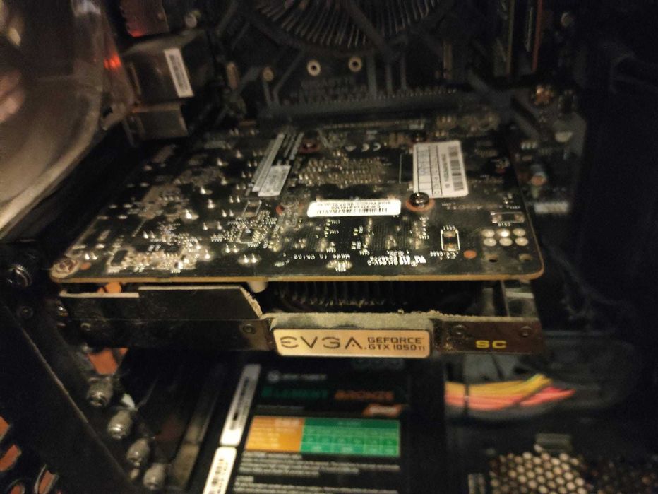 EVGA gtx 1050ti model foarte bun, fara alimentara suplimentara din sursa. 4gb.