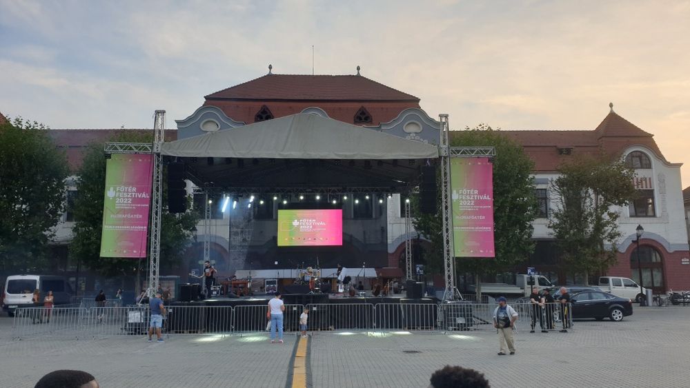 inchiriez scena, echipament sunet si lumini, ecran pe led