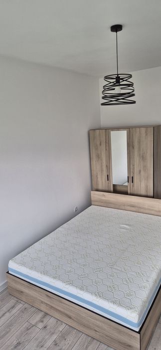 Vând mobila dormitor Set Mobila Dormitor Irim Treff II , Pat 160x200 cm, Dulap 3usi, 2 Noptiere, Comoda,
