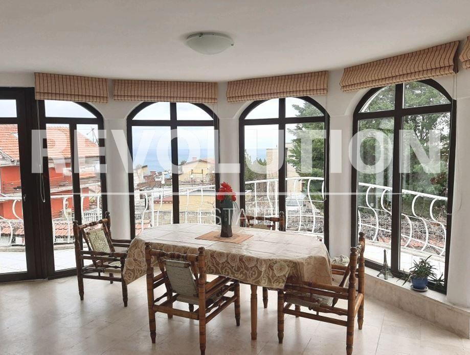 Тристаен апартамент в района на  м-т Траката!