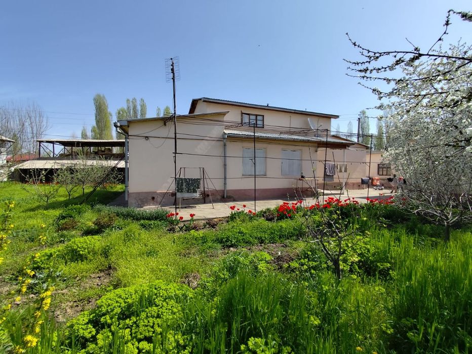 Uy sotiladi 9 sotig Бустонлик тумуани Абай Гулобад мфй оқтоти кушаси79