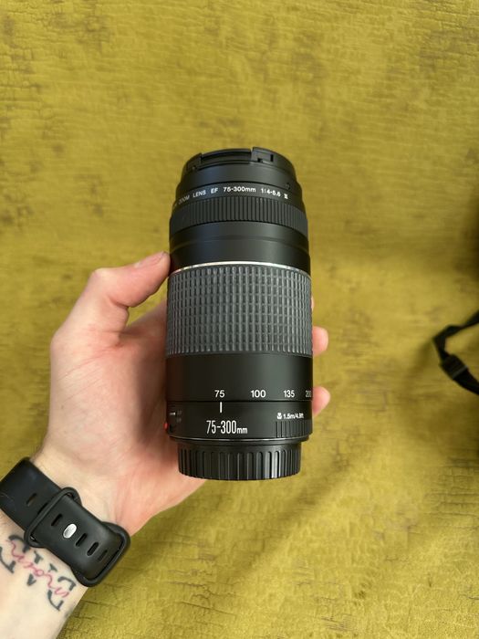 Kit foto Canon EOS 4000D + 2 obiective + blitz