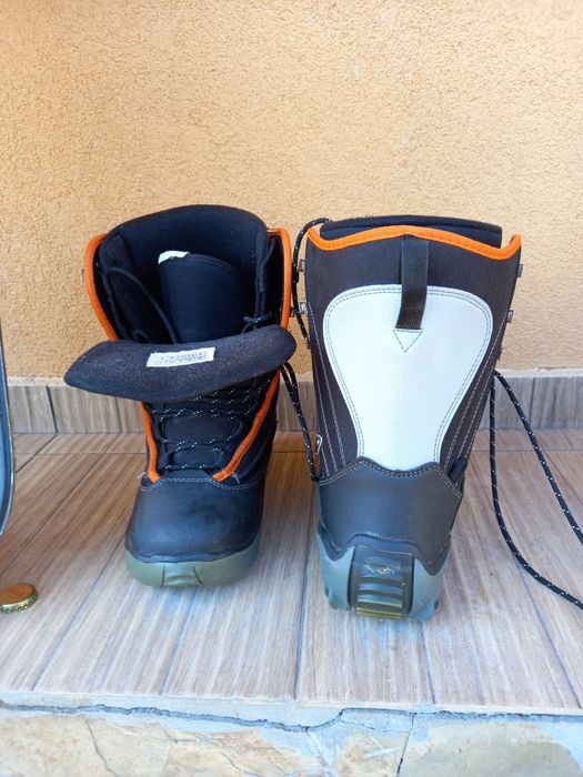 Vând snowboard cu legături și boots