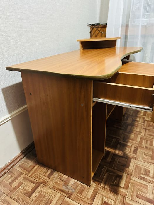 Стол письменный в отличном состоянии