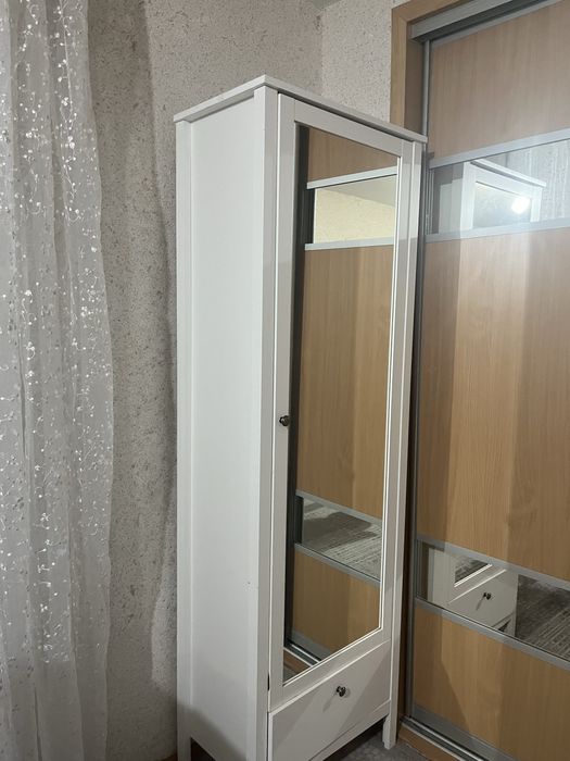 Белый шкаф с зеркалом и тумбочка