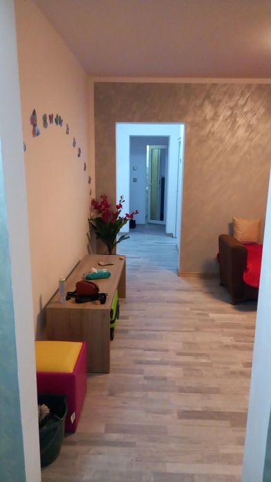 Închiriez în regim hotelier apartament cu trei camere la parter,