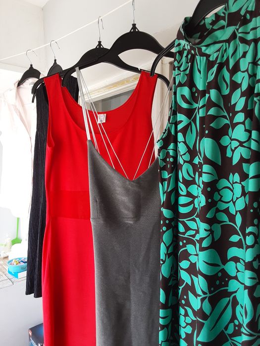 Продаются  очень дёшево, платья