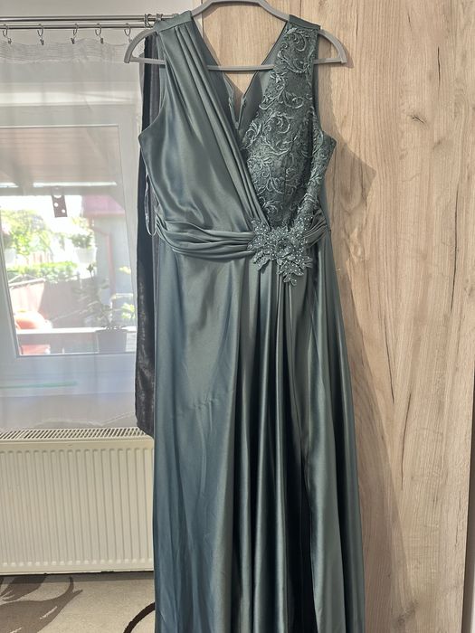 Vand rochie de nunta purtata o singura data. Marimea 44. Pret 400 lei