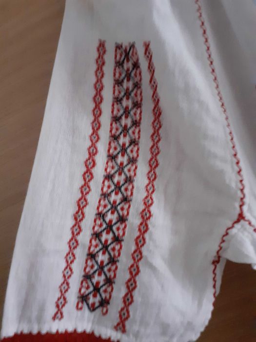 Vand ie traditionala cusuta manual, stare foarte buna, pret 300 lei