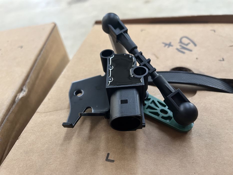 Senzor nivel cantare balast audi a6 a7 a8 touareg cayenne q7 fata spat