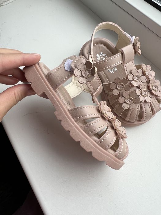 Продам новые детские сандалии