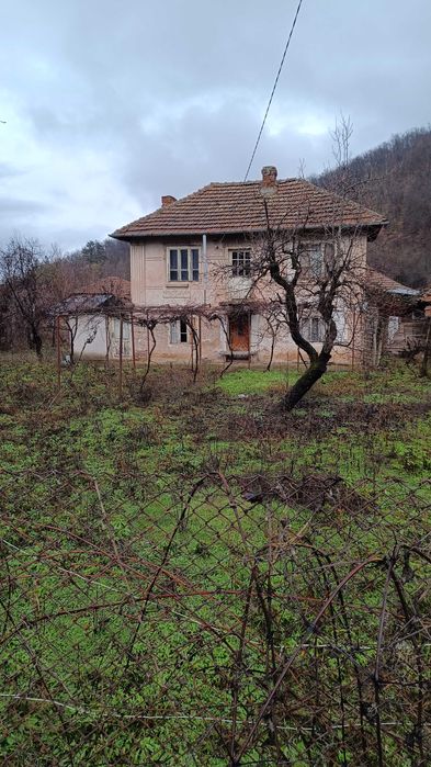 Стара двуетажна къща