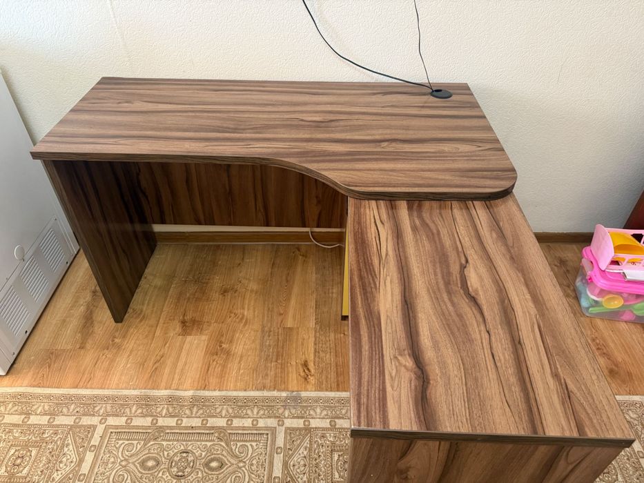 Срочно продам стол для уроков