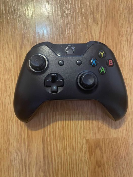 Xbox One (functional) 500 GB + 2 controllere (defecte)