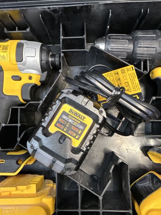 Комплект акумулаторни винтоверти dewalt dcd778,dcf  787+2батерий 3.0ah