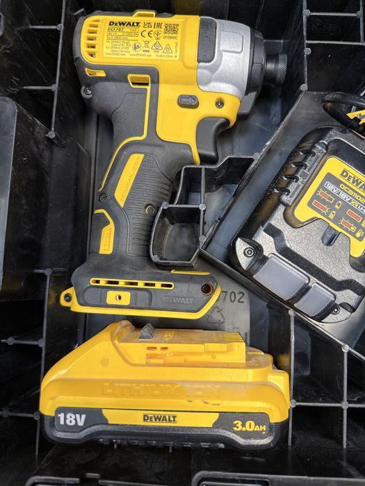 Комплект акумулаторни винтоверти dewalt dcd778,dcf  787+2батерий 3.0ah