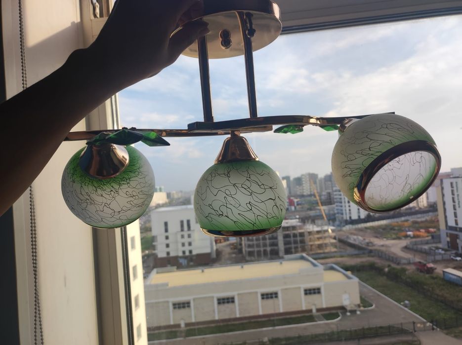 Продам люстру трехрожковую.