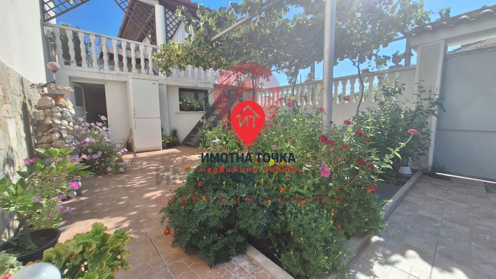 Масивна къща в Долнослав