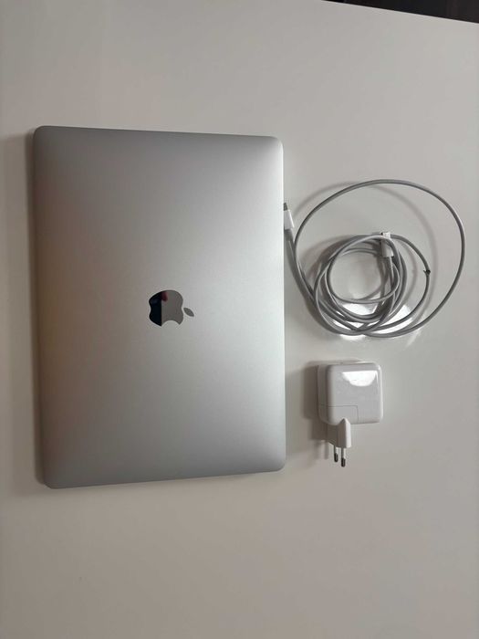 De vanzare MACBOOK PRO 13-inch, 8GB, 512 GB SSD, silver, cutie originala, 2020