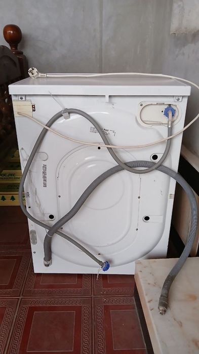 Ariston Hotpoint kir yuvish mashinasi. Mashina hozir ishlamayapti.