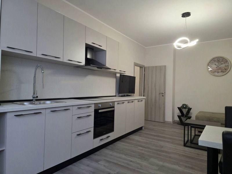 Двустаен апартамент в ж.к. Люлин 10.