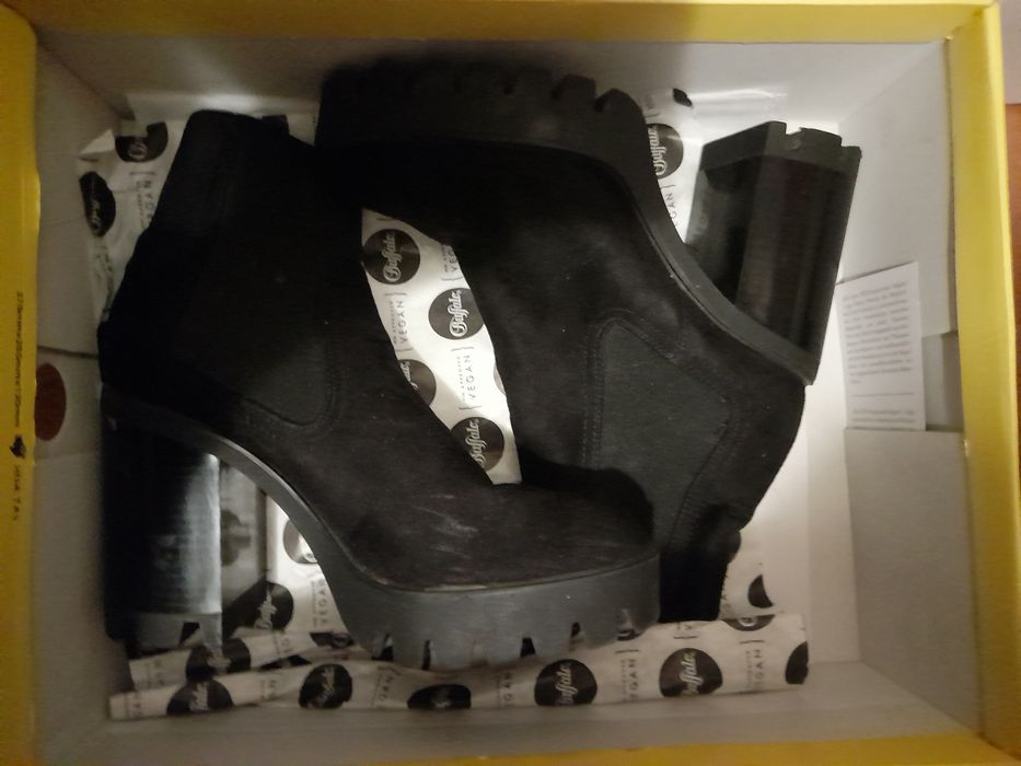 Botine negre cu platformă și toc gros, stare excelentă,Bershka