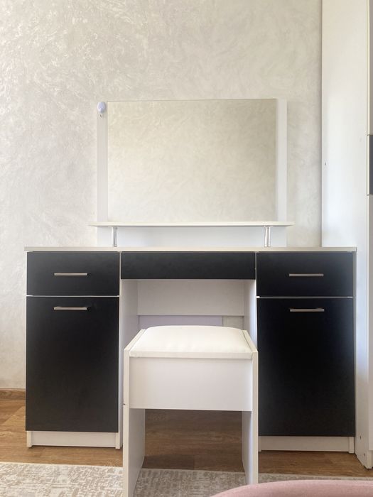 Продам туалетный столик