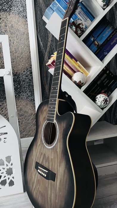 Original gitara, ideal holatda,cheholi qoshberladi!