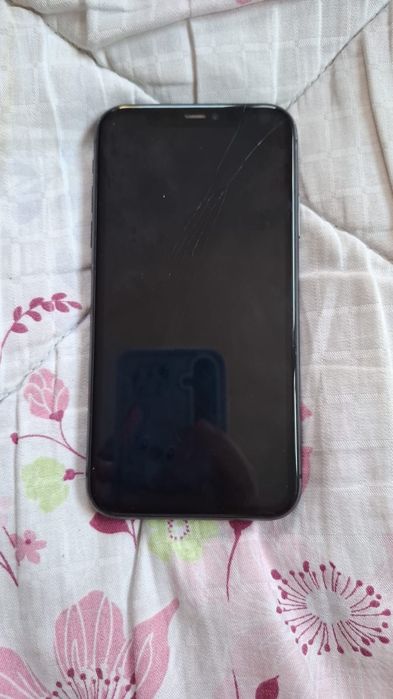 iPhone 11. Стоит блокировка iCloud.