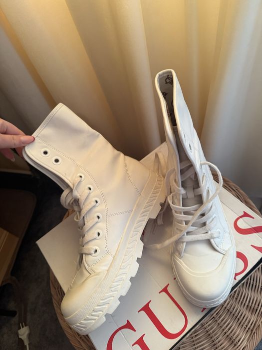 Ghete / bocanci albi cu sireturi Guess