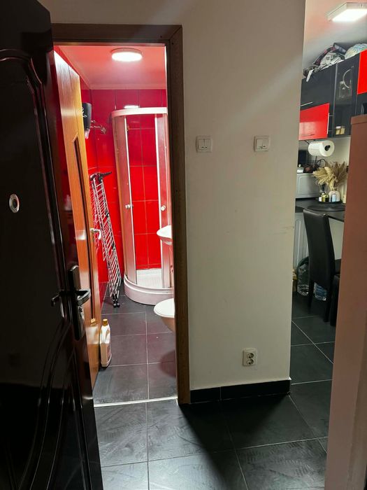 Vând garsonieră în zona Pipirig la parter…