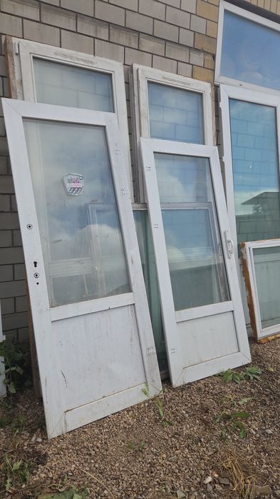 Продам пластиковые двери б/у
